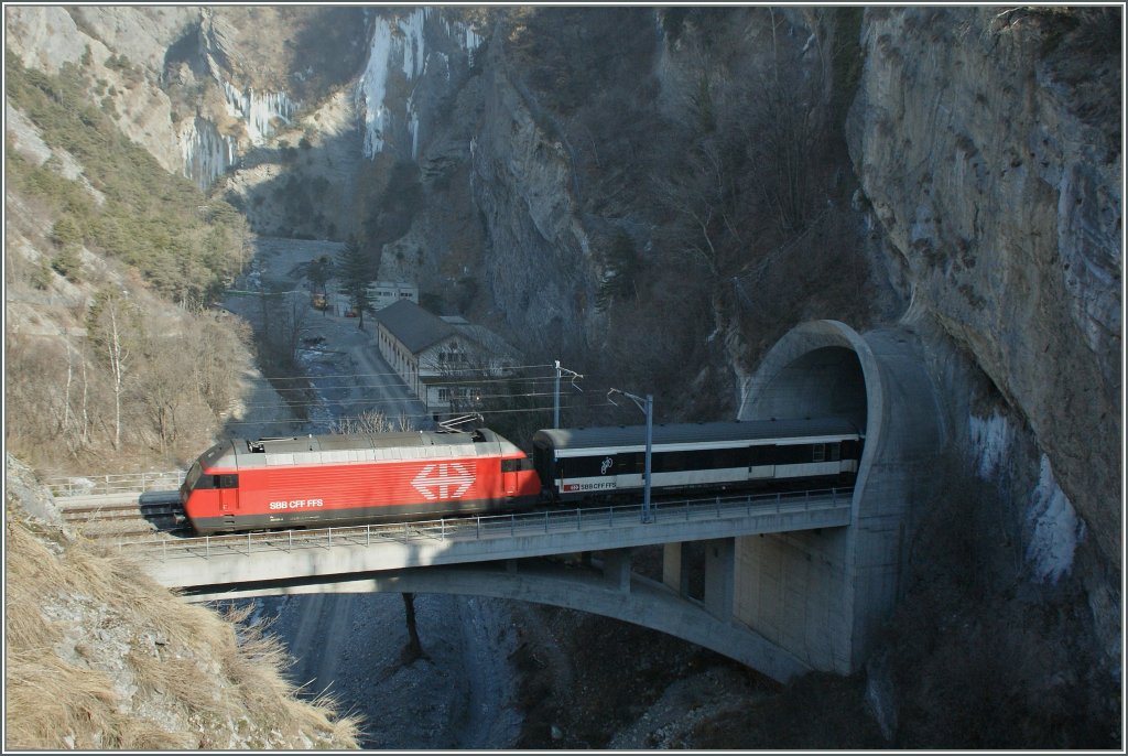 Die Tunnelfahrt von Salgesch nach Leuk wird fr wenige Sekunden unterbrochen, whrend diesen der Zug das Dalatal berquert. Hier eine Re 460 mit einem IR von Brig nach Genve Aroport.
Da man den herankommenden Zug nicht hrt und ihn erst im letzten Moment sieht, sind Fotos dieser Art recht nervenaufreibend, besonders, da sich der Fotostellenstandpunkt auf einer extrem schmalen Brcke befindet und man immer wieder dem Autoverkehr weichen muss...
14. Feb. 2012