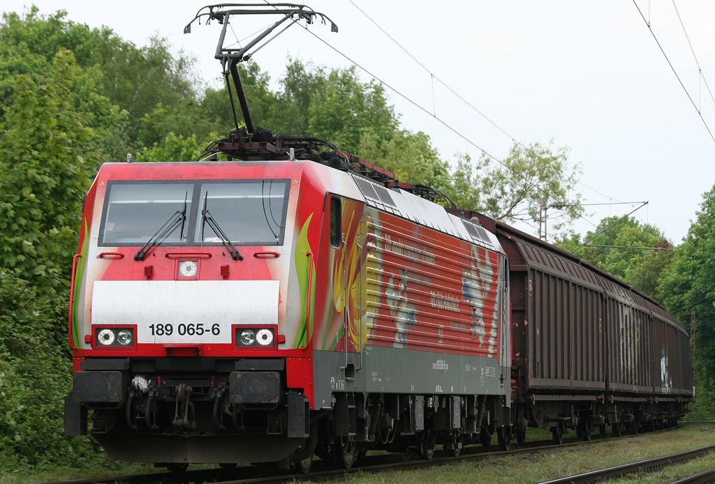 Die Tuple 189 065-6 zieht einen Gz durch Duisburg Laar am 15.05.2010