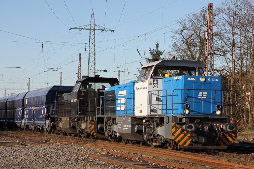 Die TXL Mietloks Regental Cargo D05 und MRCE 500 1570 am 7.3.11 bei einem kurzen Halt in Ratingen-Lintorf.