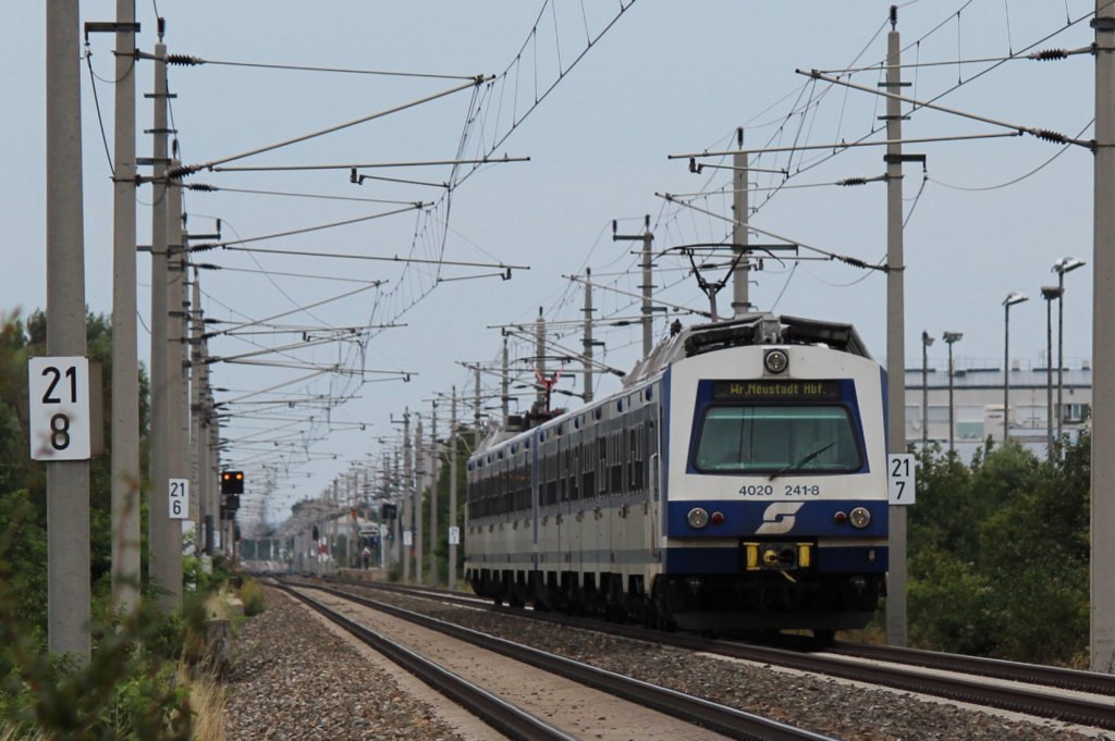 Die Typische Schnellbahnganitur 4020 in Doppeltraktion die Ganituren 41 und 43 auf der Fahrt als S9 29387 von Wien Floridsdorf nach Wiener Neustadt Hauptbahn, aufgenommen kurz nach der Haltestelle Gumpoldskirchen; am 30.07.2012