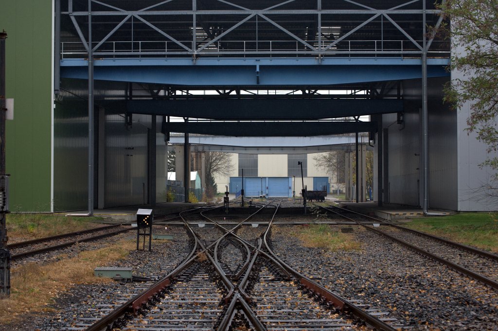 Die TyssenKrupp Schulte GmbH - Stahlhandel - hat zwar ihren Sitz in Radebeul Naundorf , ist aber eisenbahntechnisch an den Bahnhof Coswig (Dresden) angebunden.
Blick auf die  am 11.11.2012 verschlossenen Lagerhallen um 11:04 Uhr.