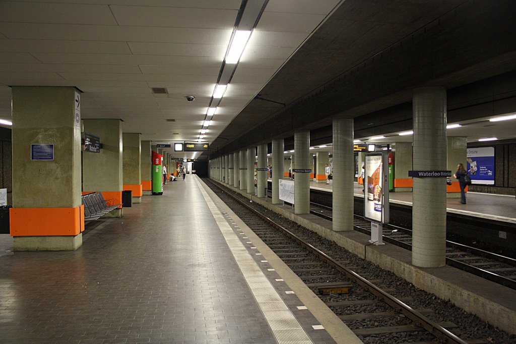 Die U-Bahnstattion Waterloo der Stadtbahn Hannover/Hannover. Hier verkehren die Linie 3,7,9 und sowie die Nachsternlinie 10 zum Hauptbahnhof. Die Station wurde als erste Station nach 10 Jahren Bauzeit (1965-75), am 26.09.1975 in Betrieb genommen.