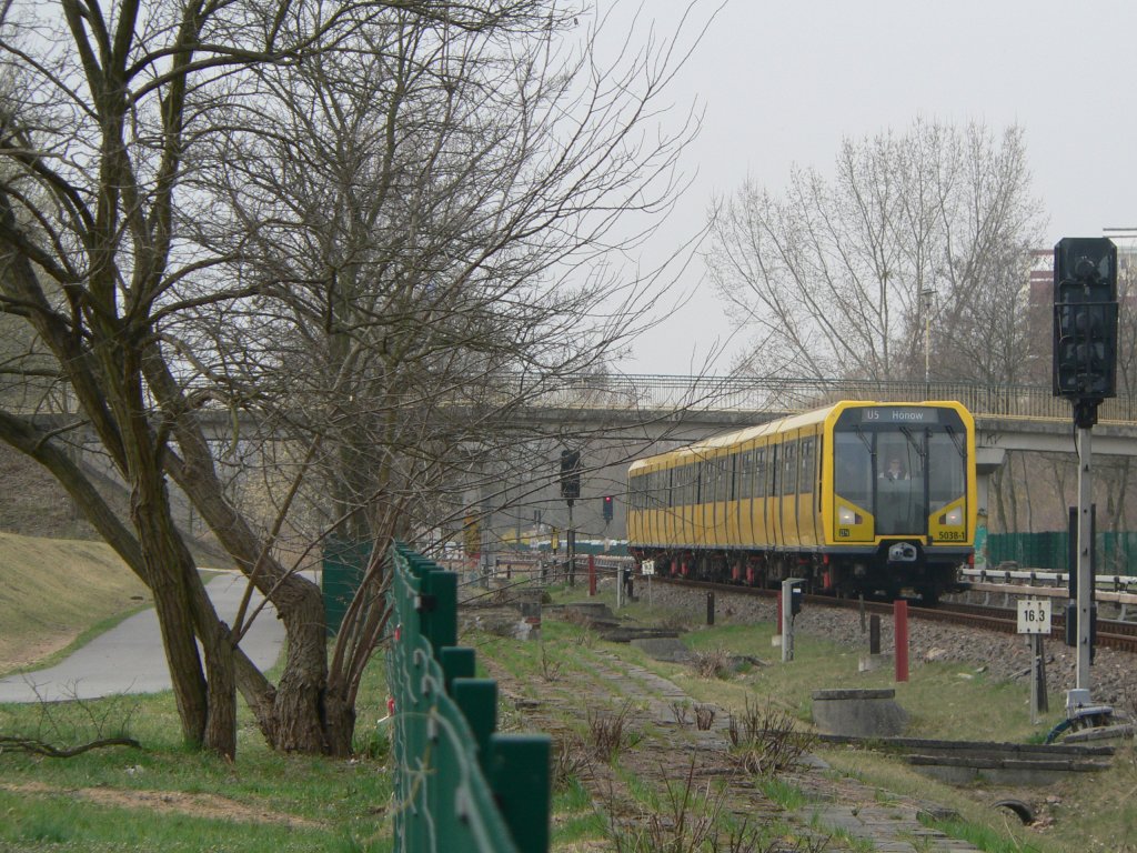 Die U5 nach Hnow ist wohl eine der schneren Berliner U-Bahn-Linien. Parallel zu ihr kann man im Grnen spazieren, ohne wirklich die Stadt zu verlassen. Hellersdorf ist ein Plattenbaubezirk, der ber viele Grnflchen verfgt. Gut geeignet fr kleine Tagesausflge. 2.4.2011
