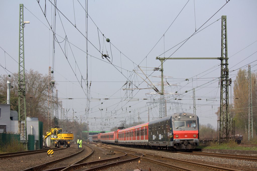 Die berfhrung der drei Fuballsonderzge von Dsseldorf nach Dortmund, hier in Dortmund Mengede. Es waren 143 853, 143 045 und 143 036 mit insgesammt 12 x-Wagen am 14.04.2012. Der vorderste Steuerwagen ist der Nachtexpress Wagen.