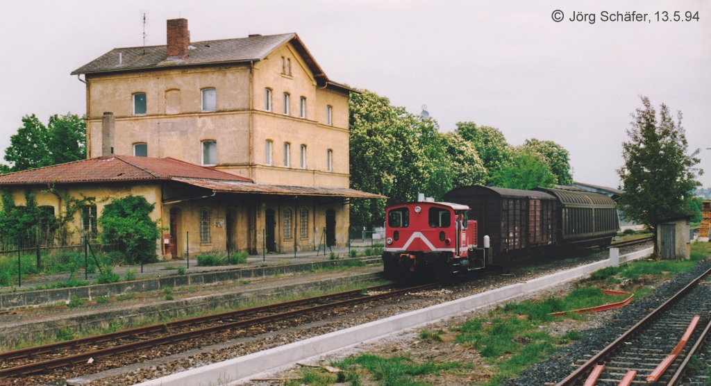 Die bergabefahrt hlt am 13.5.94 auf der Rckfahrt im Bahnhof Oettingen, um einen Wagen in den Gleisanschluss des Holzwerks zu schieben. (Blick nach Nordwesten)