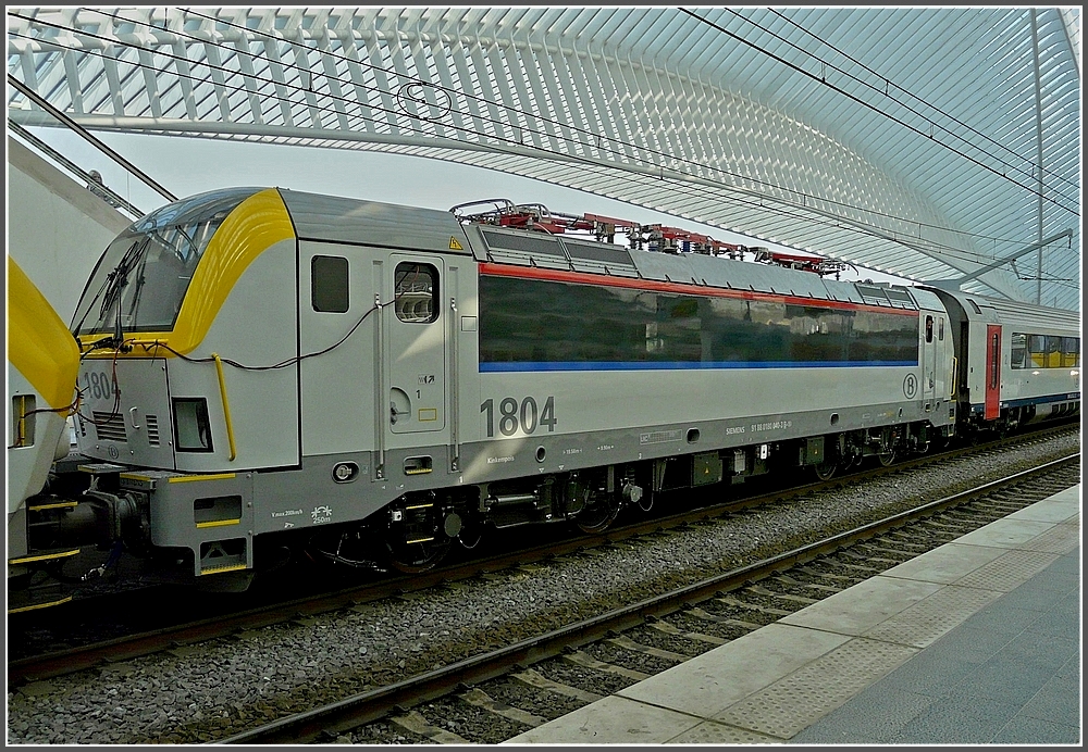 Die �berraschung am Zugende des IC A Oostende-Eupen: W�re sie aufgeb�gelt und nicht mit der 1346 verkabelt, k�nnte man annehmen, die Siemens EuroSprinter 1804 dr�cke den Zug in den Bahnhof Li�ge Guillemins ein. Das darf (kann) sie noch nicht, aber die Hoffnung bleibt bestehen, dass sie doch eines Tages auf dem SNCB Netz verkehren wird. 24.04.10 (Jeanny) 