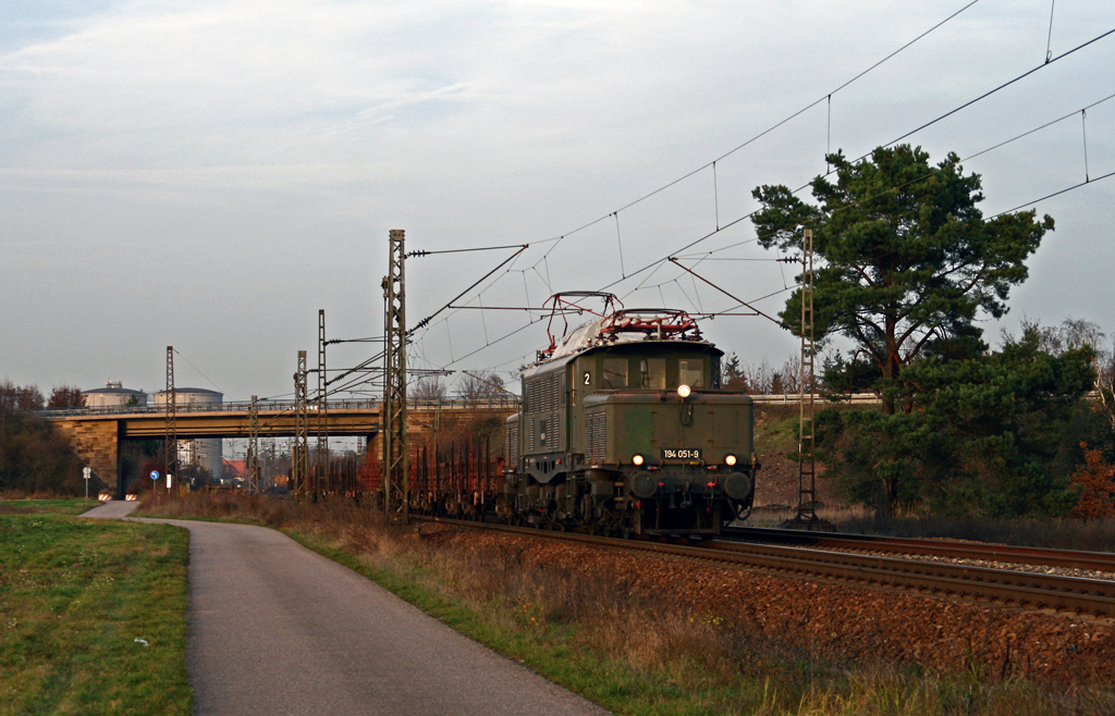 Die berraschung des Abends war am 20. November 2009 eindeutig die E 94 051 der Pfalzbahn, welche bei Waghusel mit einem kurzen Gterzug Richtung Karlsruhe ber die KBS 700 rollte.