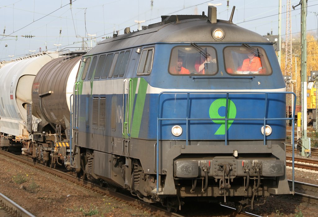 Die berraschung des Tages, die NIAG 9 zog einen recht kurzen Gz stark besetzt durch Dsseldorf Rath Richtung Dsseldorf Derendorf am 13.11.2009