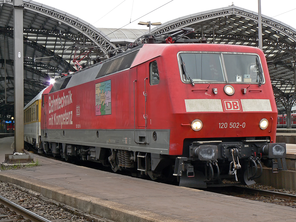 Die berraschung schlechthin an diesem wolkigen Morgen , 120 502-0 der DB Netz mit dem Raillab am Haken , Kln Hbf am 21.04.2010