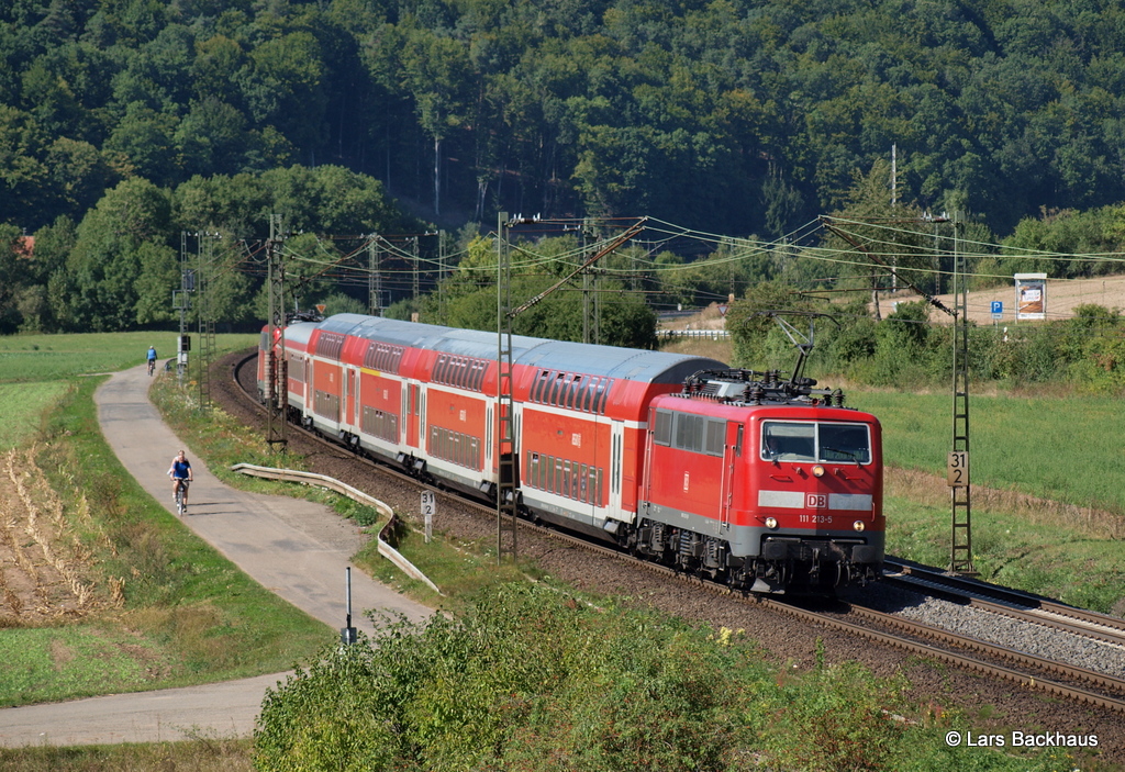 Die blichen RE's zwischen Frankfurt (M) Hbf und Wrzburg Hbf. Zusehen ist 111 213-5 mit ihrem Zug bei Harrbach auf dem Weg Richtung Karlstadt (Main). 06.09.12.