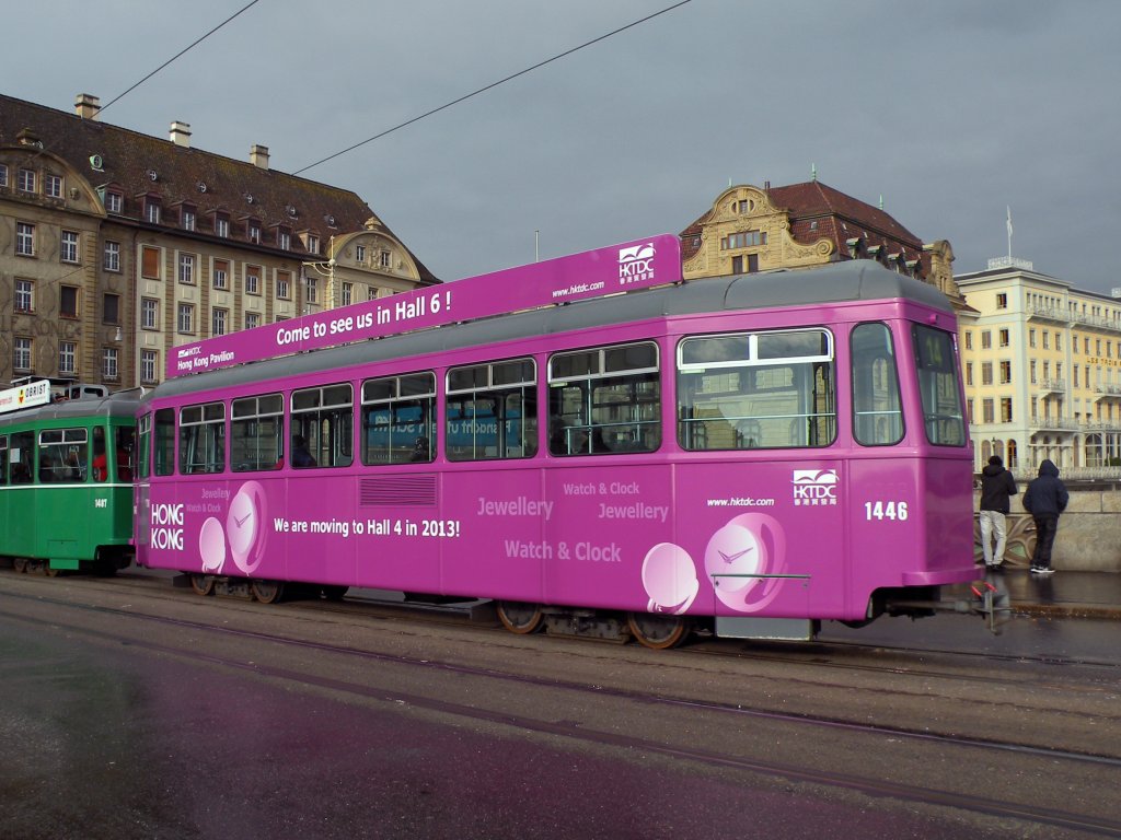 Die Uhren und Schmuckmesse Basel World ist im Anmarsch. Eben so die violetten, langweiligen Anhnger, die auf den Hong Kong Pavillion aufmerksam machen. Hier wurde der B4 1446  verziert . Die Aufnahme stammt vom 28.02.2012.
