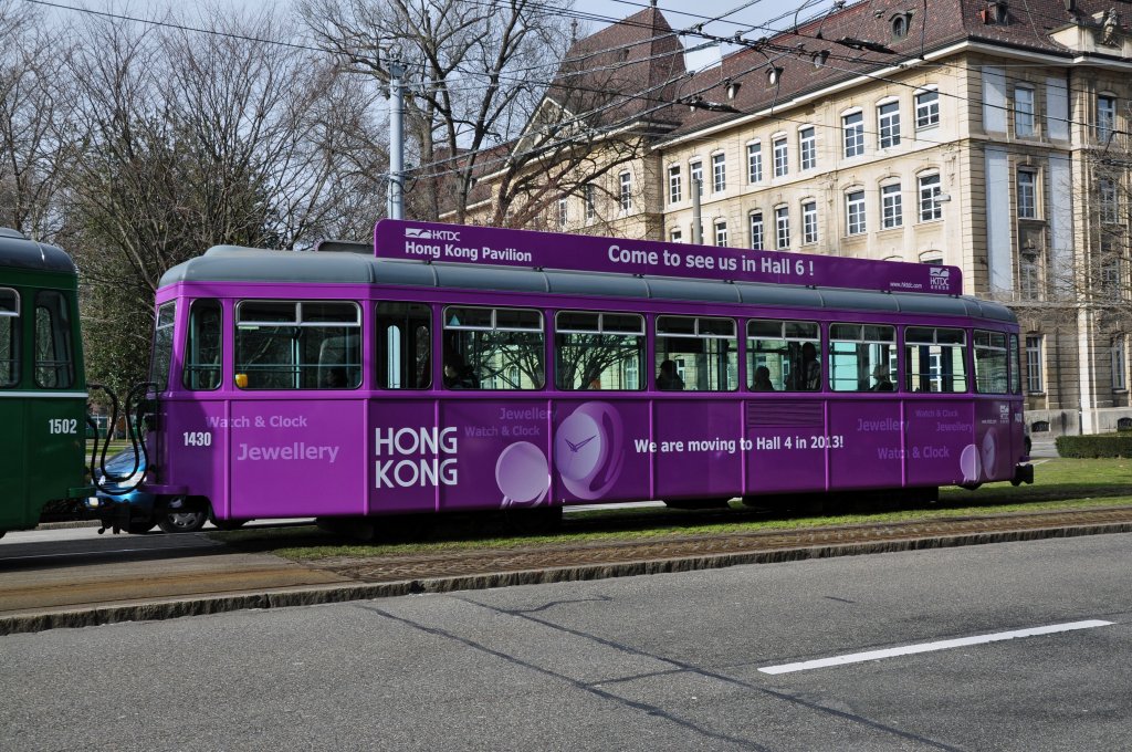 Die Uhren und Schmuckmesse Basel World ist im Anmarsch. Eben so die violetten, langweiligen Anhnger, die auf den Hong Kong Pavillion aufmerksam machen. Hier wurde der B4 1430  verziert . Die Aufnahme stammt vom 28.02.2012. 