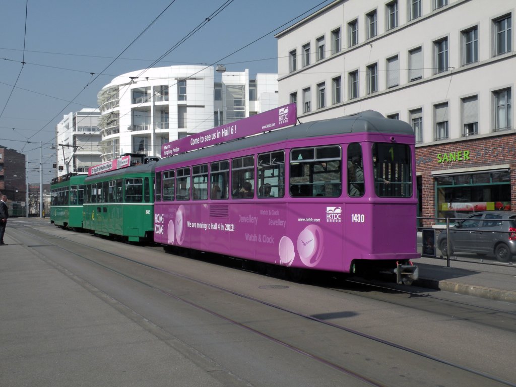 Die Uhren und Schmuckmesse Basel World ist zwar vorbei, die langweiligen Werbewagen sind aber noch eine Weile zu sehen. Hier steht der B4 1430 an der Haltestelle Markthalle. Die Aufnahme stammt vom 23.03.2012.