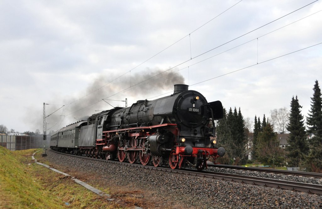 Die Ulmer 01 1066 ist mit einem Sondezug der EFZ nach Heilbronn unterwegs.
Die Aufnahne entstand bei leichten Regen in Metzingen(Wrtt.)