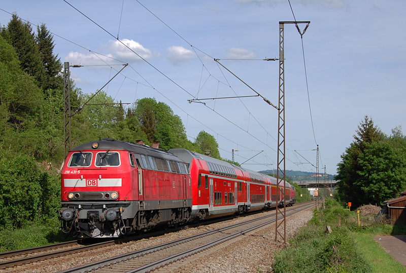 Die Ulmer 218 431-5 hatte am 11. Mai 2012 die Aufgabe, den IRE 4244 nach Stuttgart zu ziehen. Ich konnte sie dabei bei Gppingen aufnehmen.
