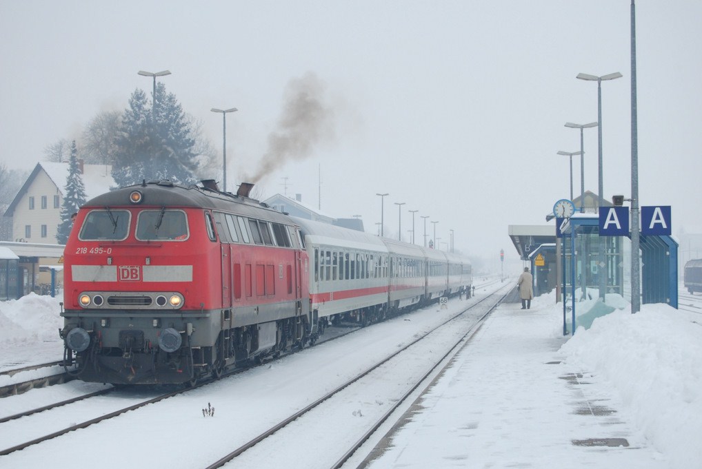 Die Ulmer 218 495-0 verlsst am 30.12.10 mit einem leichten  Abgas-V  den in Nebel gehllten Bahnhof von Buchloe. Am Haken hat die Lok den IC 2084  Nebelhorn , welchen sie bis Augsburg Hbf befrdern wird.