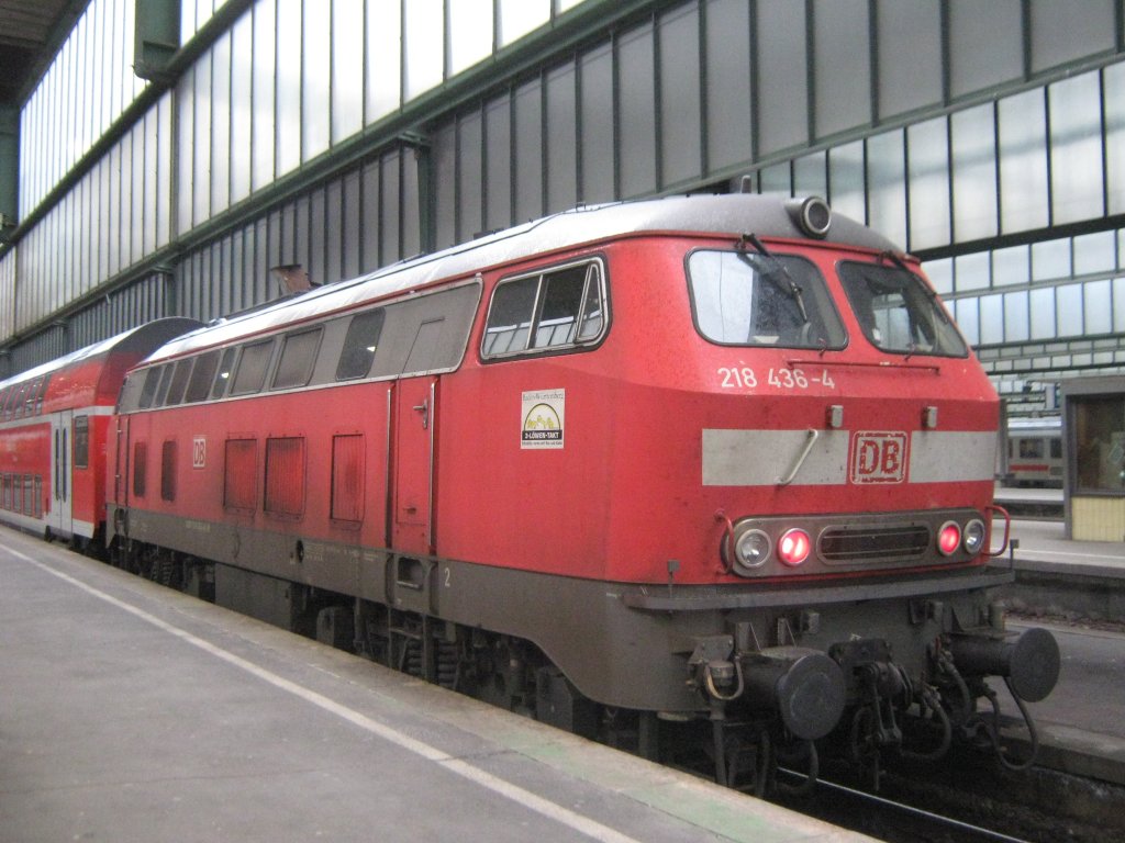 Die Ulmer Lok 218 438-0 kam am 25.03.2010 soeben mit ihrem Doppelstockzug aus Ulm im Stuttgarter HBF an