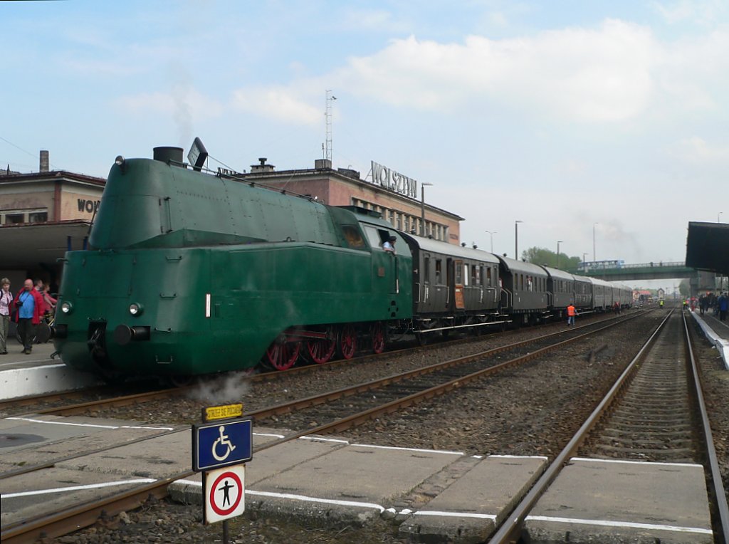 Die ungarische 242 001 mit einem Sonderzug in Wolsztyn, Polen. Etwa eine Dreiviertelstunde sp�ter zog sie den polnischen historischen Zug nach Stefanowo. 1.5.2010, Wolsztyn