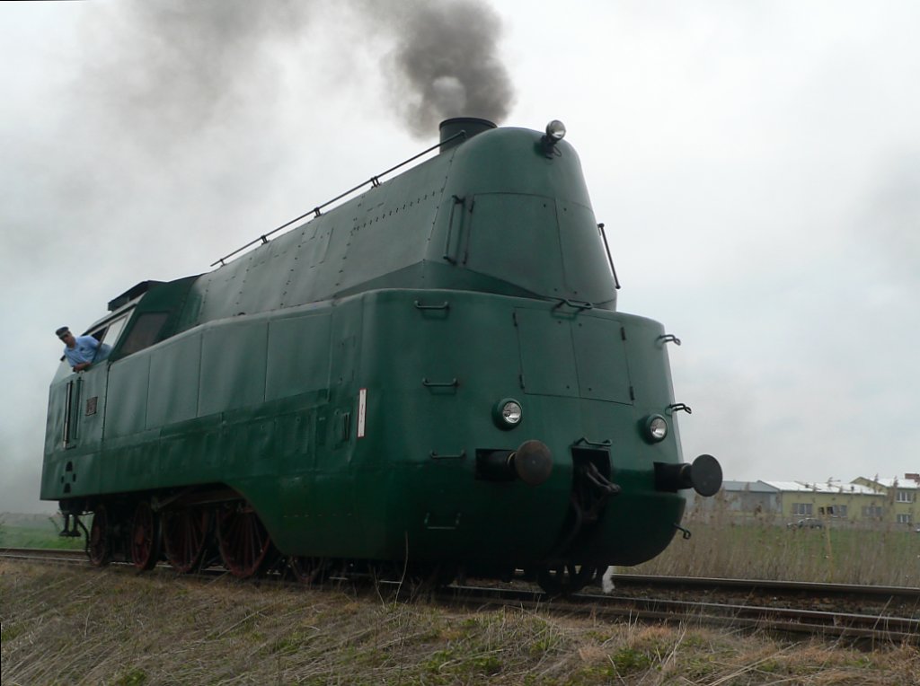 Die ungarische Stromliniendampflok 242 001 am 1.5.2010 in Wolsztyn.