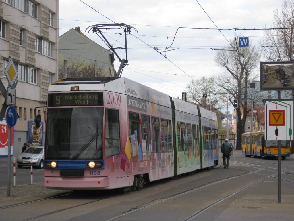 Die Uni-Bahn fhrt am 09.04.10 auf der Linie 9 nach Markkleeberg-West.
Leipzig Hauptbahnhof, Westseite.
