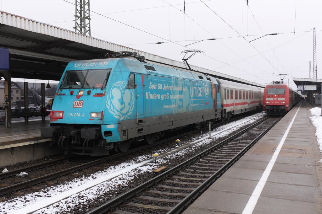 Die Unicef-Lok (101 016-4) war wieder einmal in Magdeburg. Sie zog den IC 2143 von Kln nach Leipzig. Auf dem Nachbargleis steht 101 068-5 mit IC 2048 von Leipzig nach Kln. Fotografiert am 24.02.2010. 