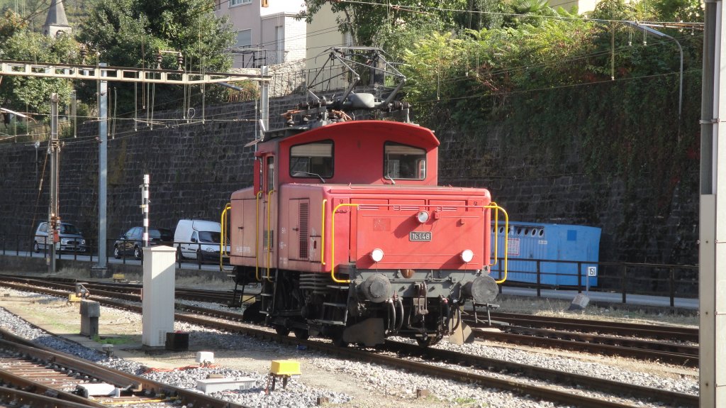 Die unter Ee 3/3 als sehr jung zu bezeichnende 16448 ist am 14.10.10 die Rangierlok in Bellinzona.