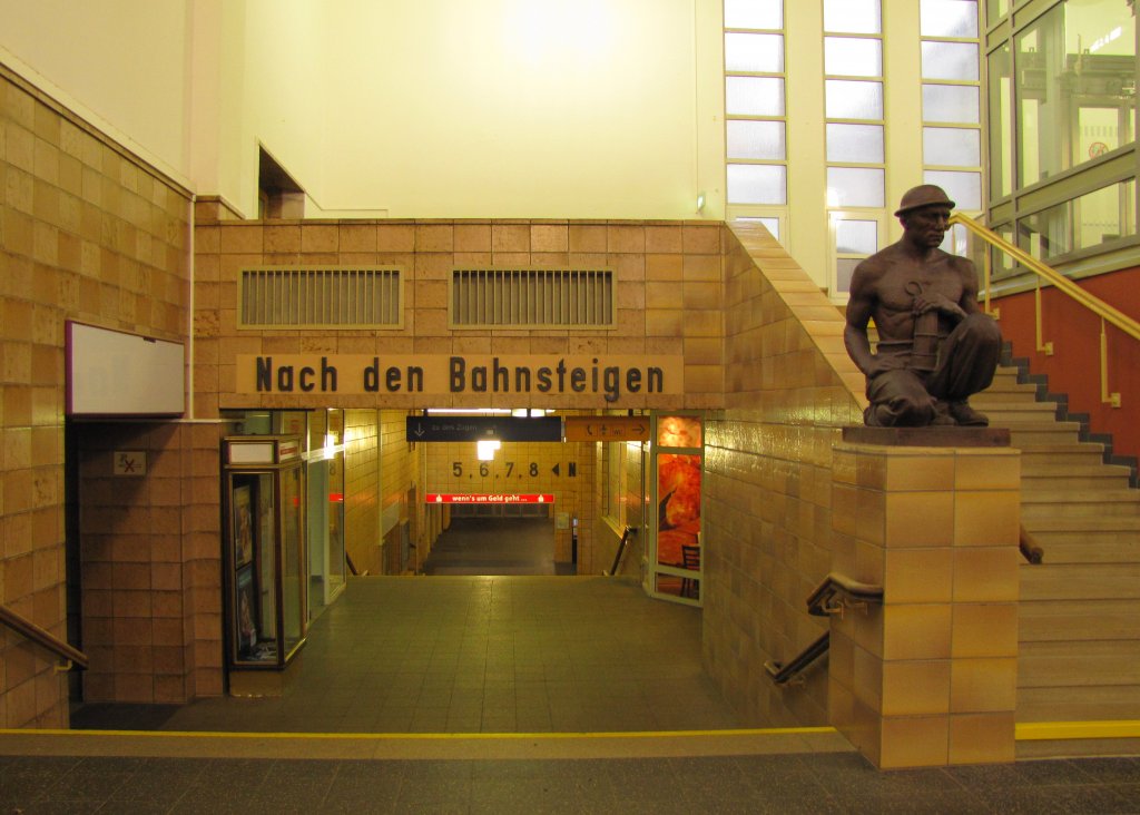 Die Unterfhrung zu den Bahnsteigen in der Bahnhofshalle, am 05.01.2013 in Zwickau (Sachs) Hbf.z