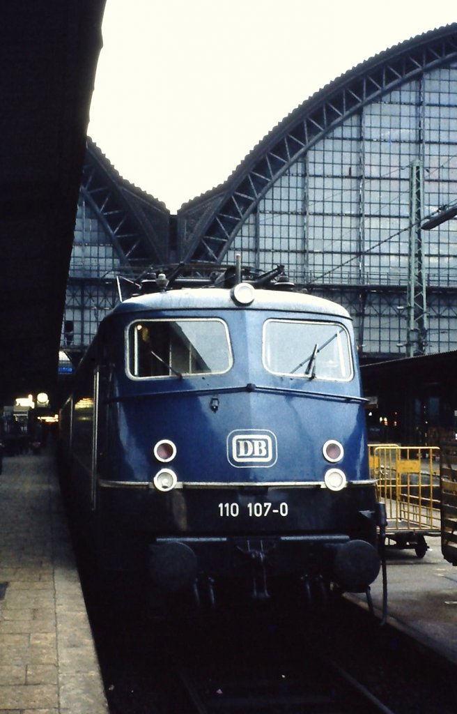 Die ursprnglich als Kastenlok gebaute 110 107-0 wurde nach einem Totalschaden wie eine 110.3 mit Bgelfalte wieder aufgebaut. Hier steht sie Mitte der 1970er Jahre in Frankfurt Main Hbf.