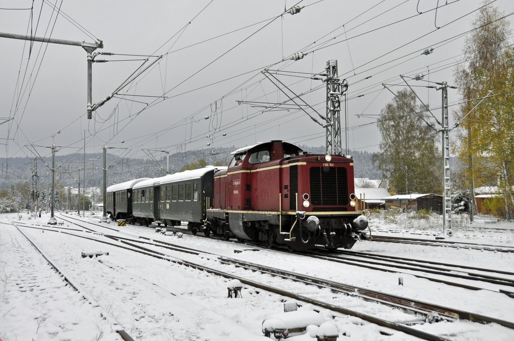 Die V 100 1041 der NeSa(Eisenbahn-Betriebsgesellschaft Neckar-Schwarzwald-Alb mbH) ist im Pendel anllich der 4.Rottweiler Dampftage in Einsatz.Sie befrdert die Besucher vom Bahnhof Rottweil ins EFZ Domizil.Das Bild entstand am 28.10.2012.