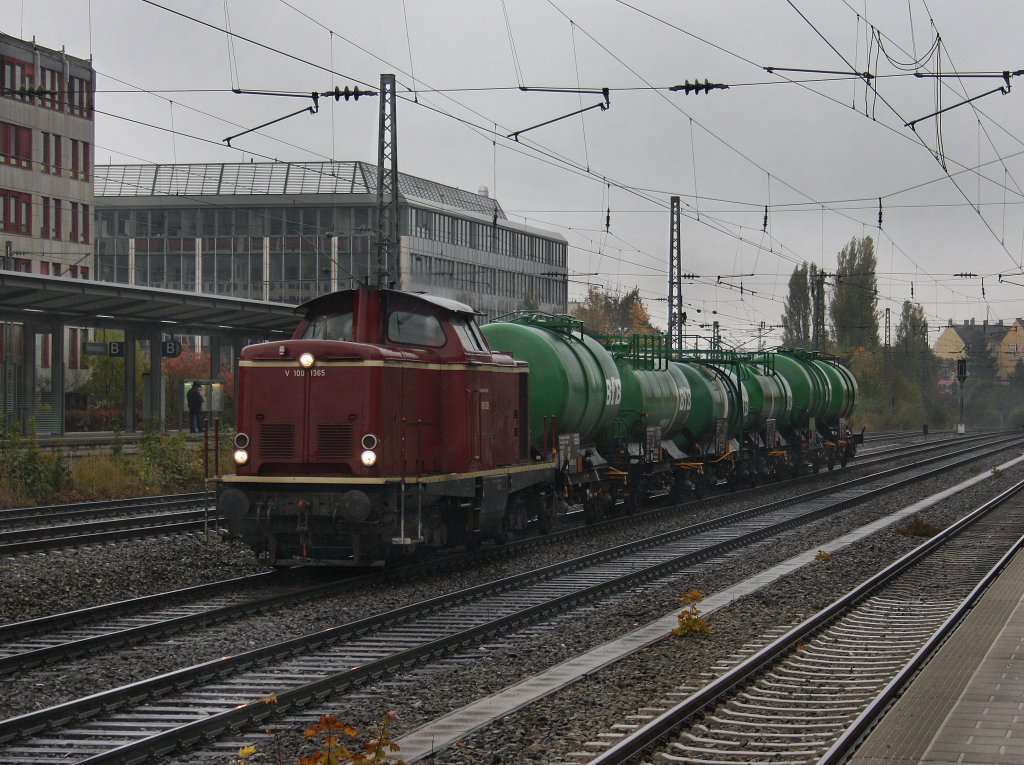 Die V 100 1365 am 17.10.2010 mit dem BfB Alkoholzug bei der Durchfahrt am Heimeranplatz. (Mnchen)