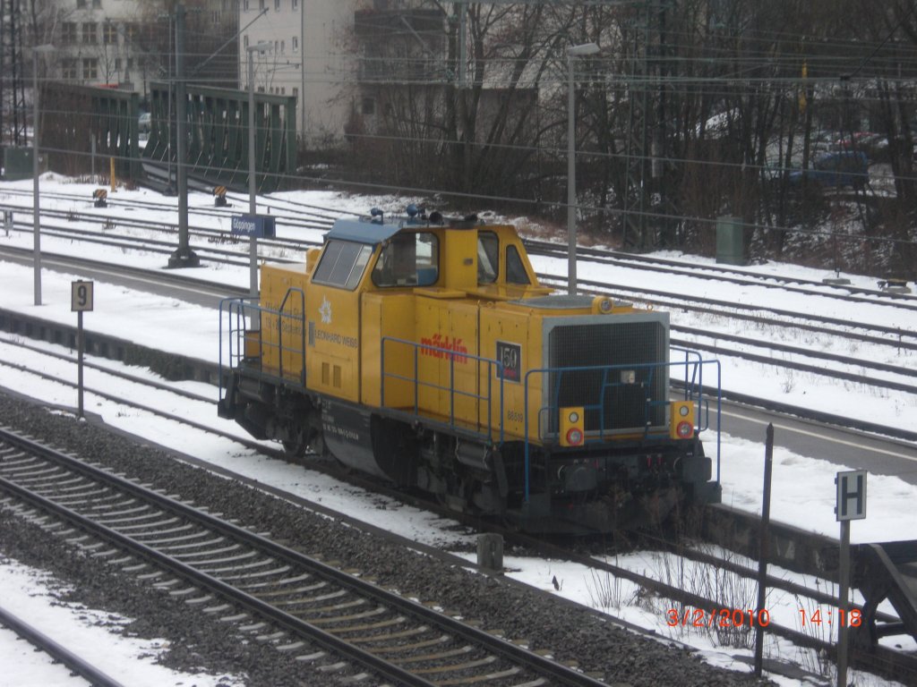 die V 100 mit der Leonard Weiss-Nr. 88519, wie ihre Schwester ...20 - eine  Mrklin-Bahn  (Mrz 2010 in GP)