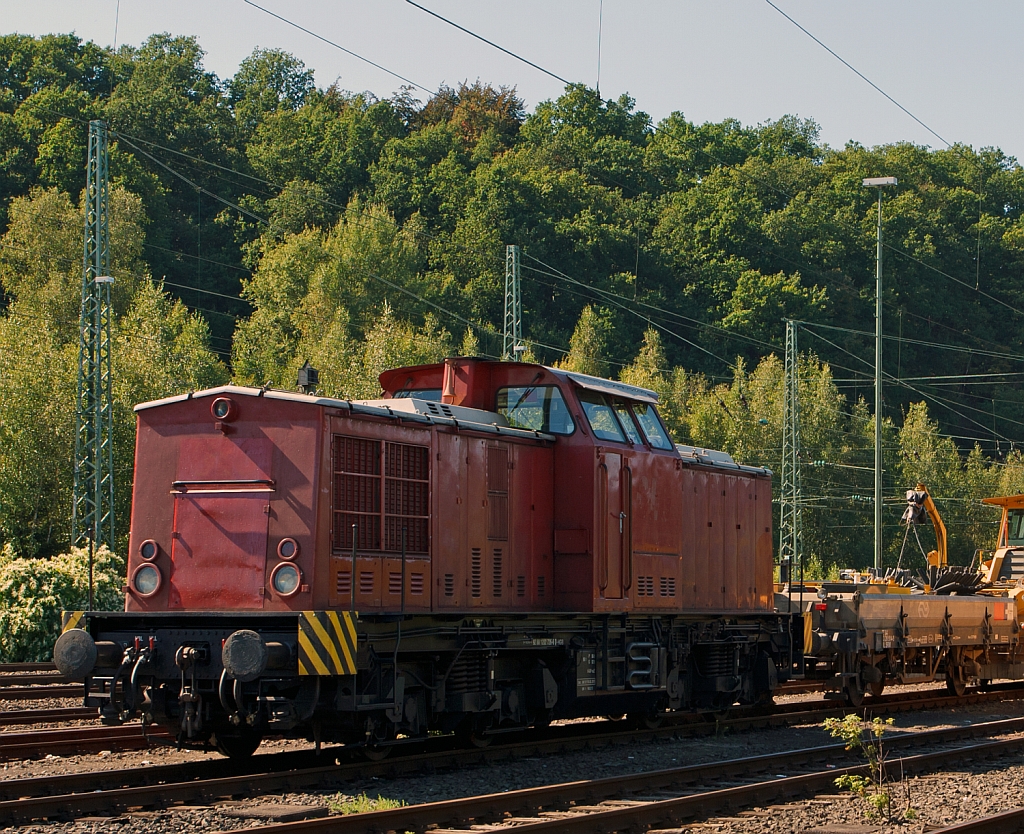 Die V 100.05 (202 726-6) der HGB (Hessische Gterbahn GmbH, Buseck) ex DR 110 726-7 ex DB 202 726-6 hat am 08.09.2012 Gleisbaumaschinen nach Betzdorf/Sieg gebracht. 
Die V 100.1 wurde 1974 von LEW (VEB Lokomotivbau Elektrotechnische Werke „Hans Beimler“ Hennigsdorf) unter der Fabriknummer 14427 gebaut und an die DR als 110 726-7 ausgeliefert. Der Umbau in 112 726-5 erfolgte 1989, eine Umzeichnung in 202 726-6 erfolgte 1992 und 1994 ging sie dann mit in die DB ber. Die z-Stellung und Ausmusterung bei der DB erfolgten im Jahr 2000. 
Weitere Stationen (Eigentmer) waren dann: 2000 an SFZ - Schienenfahrzeugzentrum Stendal (spter ALS);  2005 an PBSV, Magdeburg (spter KCR)  15 ;  2010 an GLG - Gmeinder Lokomotivenfabrik, Mosbach als 203 001-3  Ludwig K.  und seit dem Jahr 2011 ist bei der HGB, wo sie seither ihren Dienst tut, sie hat die NVR-Nummer  92 80 1202 726-6 D-HGB, sowie die EBA-Nummer  EBA 01C23K 219.