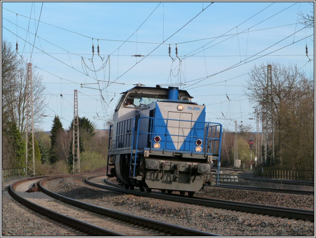 Die V 107 der Rurtalbahn dieselt am frhen Sonntagabend durch den Bahnhof von 
Eschweiler in Fahrtrichtung Aachen. Aufnahme vom 14.04.2013.
