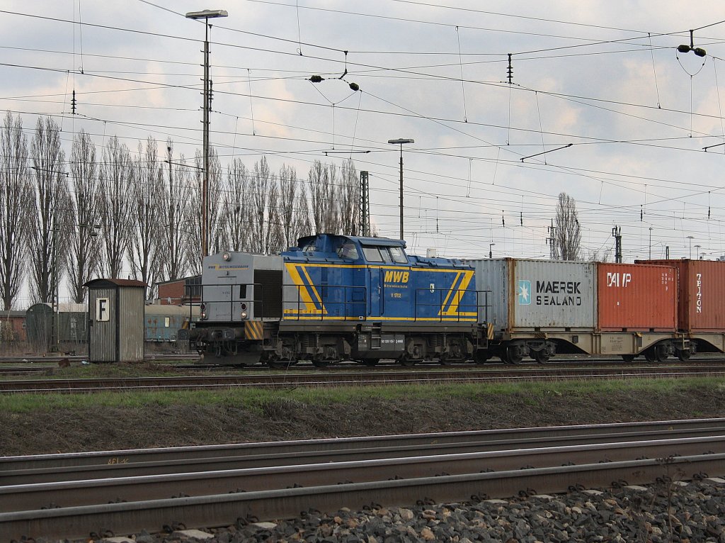 Die V 1702 der MWB am 02.04.2010 mit einem Containerzug in Regensburg Ost Rbf. 