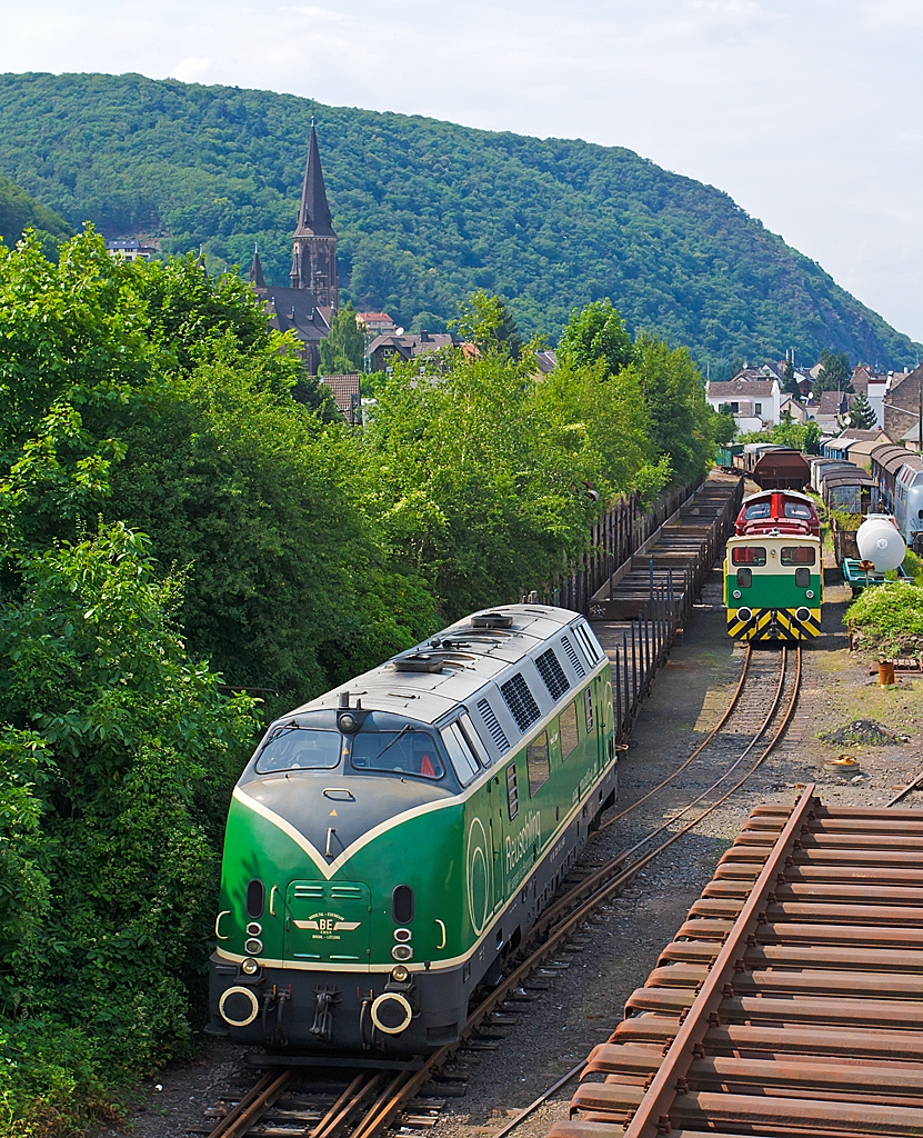 Die V 200 053 der Brohltal-Schmalspureisenbahn Betriebs-GmbH abgestellt auf dem Umladebahnhof am 04.07.2012 in Brohl.

Die V 200.0 wurde 1957 von Krauss-Maffei unter der Fabriknummer 18297 gebaut und als V 200 053 an die Deutsche Bundesbahn ausgeliefert, 1968 erfolgte die Umzeichnung in 220 053 und 1983 die Ausmusterung bei der DB. Im Jahr 1986 wurde sie an die SBB verkauft, die sie durch die Regentalbahn AG aufarbeiten lies und 1988 als Am 4/4 18466 in Dienst stellte, bis sie dort wieder 1996 ausgemustert wurde. Dann 1997 kam sie zu den Eisenbahnbetriebe Mittlerer Neckar GmbH (EMN), Kornwestheim als 288 und 2002 umgezeichnet in 417 01. Im Januar 2007 ging sie dann an die Brohltal-Eisenbahn als  220 053  

Rechts hinten die D8 der der Brohltal Eisenbahn (BE), eine Jung RK 8 B und dahinter die V 100 1200.
