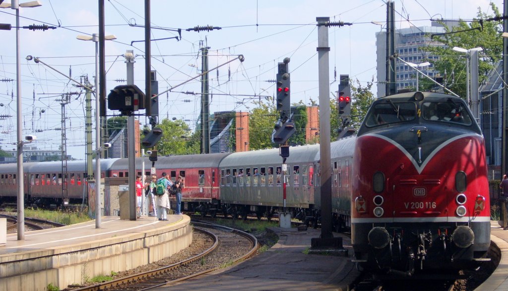 Die V 200 116 fuhr am 14.08.2010 aus dem Klner Hbf aus.