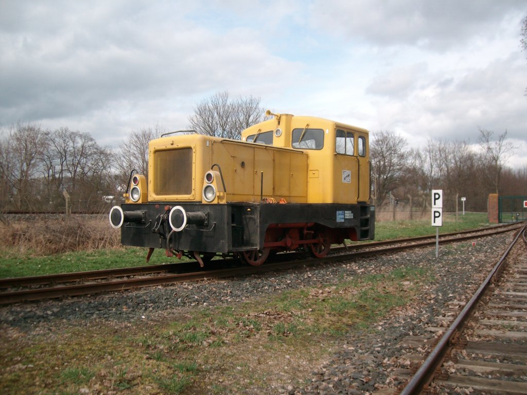 Die V 22 der Firma Kley`s Bau in Bad Langensalza Ost.Sie wartet auf die n�chsten Wagen.Aufgenommen am 31.3.2010