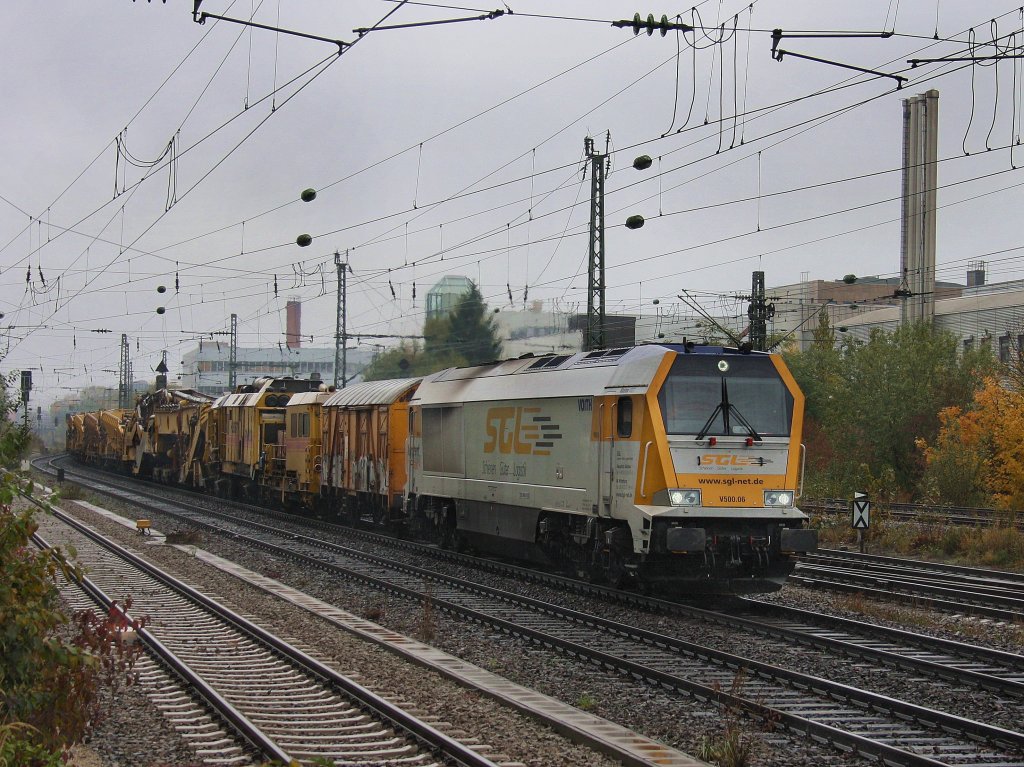 Die V 500.06 am 17.10.2010 mit einem Bauzug bei der Durchfahrt am Heimeranplatz. (Mnchen)