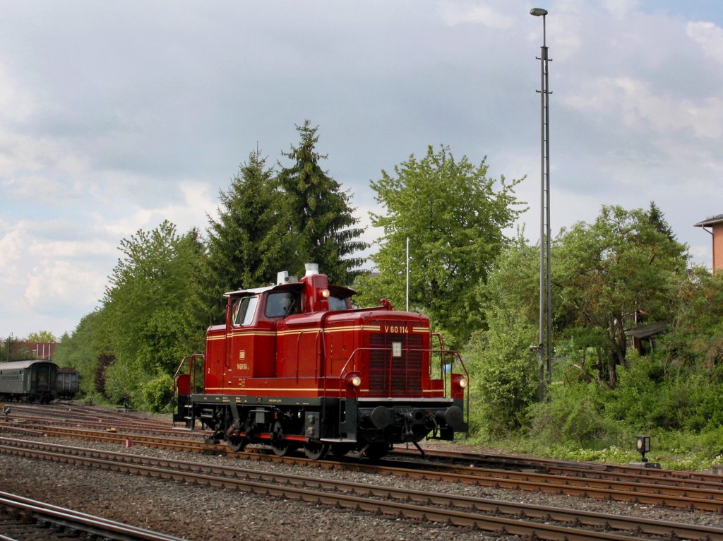 Die V 60 114 am 22.05.2010 bei einer Rangierfahrt in Neuenmarkt-Wirsberg. 
