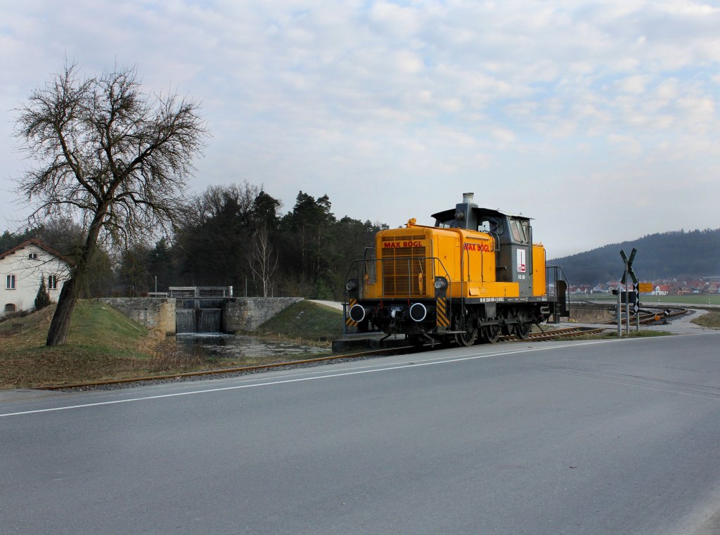 Die V 60 608 bei einer Rangierfahrt am 24.03.2012 vor dem Max Bgl Werk in Sengenthal.