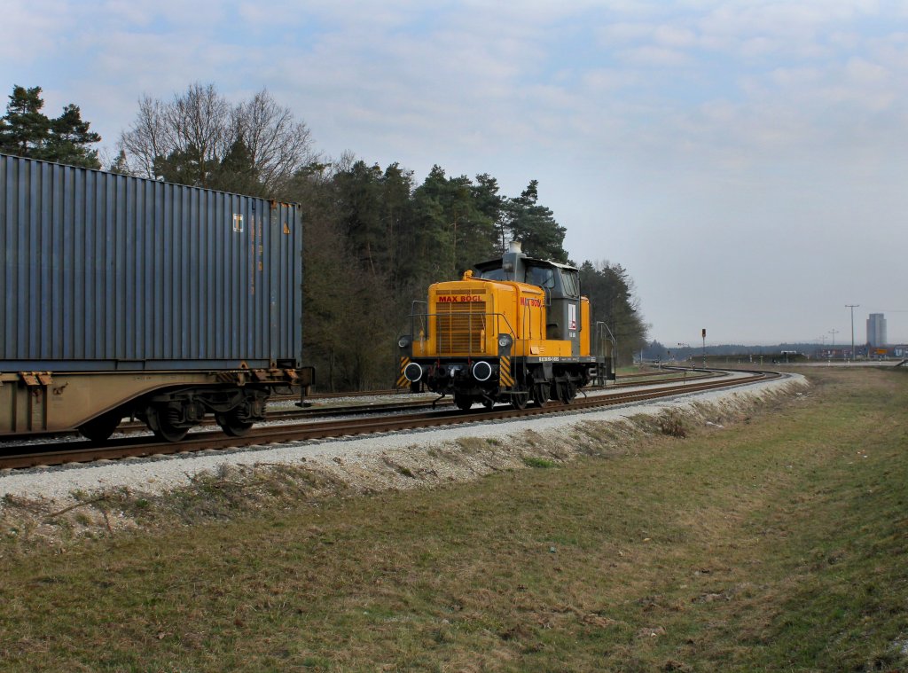 Die V 60 608 bei einer Rangierfahrt am 24.03.2012 vor dem Max Bgl Werk in Sengenthal.