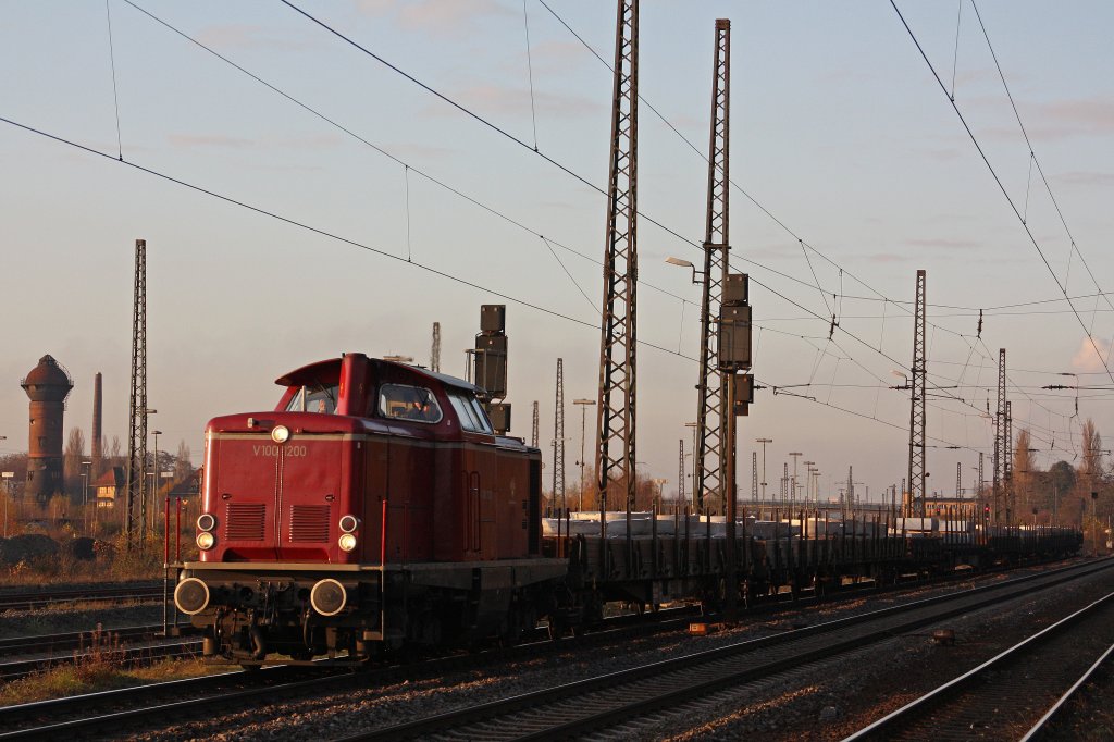 Die V100 1200 war am 18.11.11 fr die Brohltalbahn mit dem Aluzug unterwegs.Hier bei der Durchfahrt durch Duisburg-Bissingheim.
Gru an den Tf!