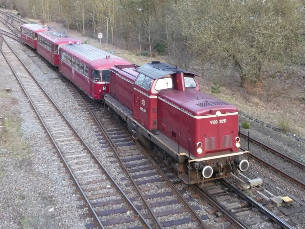 Die V100 2091 schiebt einen VT98 ins BW Gerolstein.