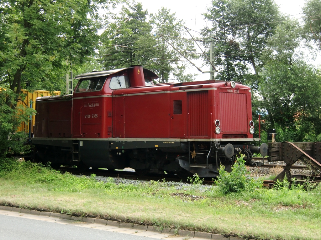 Die V100 2335 der NeSA stand am 02.08.10 im Gterbereich des Bhf Kronach und wartete bis die Schleifamschine der Schweerbau ihr Arbeit verichtet hat.
Loknummer: 9280 1213 335-3 D-NESA