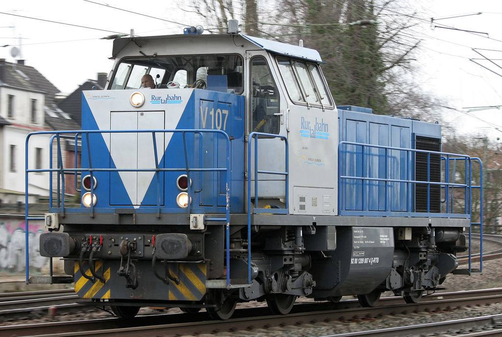 Die V107 der Rurtalbahn durchfhrt Rheydt HBF Lz am 06.02.2011