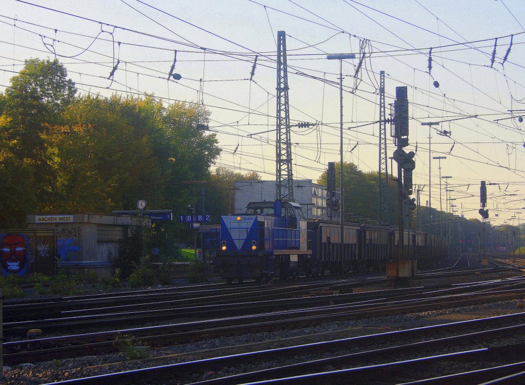Die V107 von der Rurtalbahn fhrt mit einem Bleizug aus Antwerpen-Lillo(B)  nach Stolberg-Hammer bei der Ausfahrt in Aachen-West bei Sommerwetter.
3.10.2011