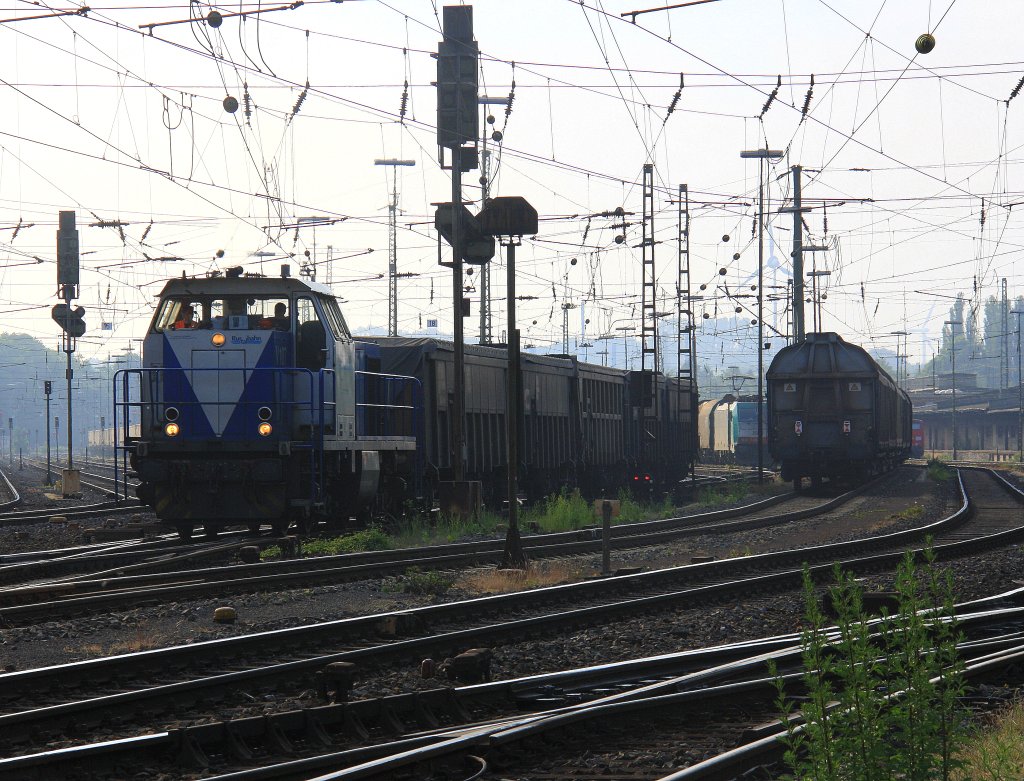 Die V107 von der Rurtalbahn fhrt mit einem Bleizug aus Antwerpen-Lillo(B) nach Stolberg-Hammer bei der Ausfahrt in Aachen-West bei der Abendsonne am 30.5.2012.