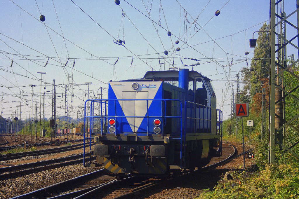 Die V107 von der Rurtalbahn rangiert in Aachen-West bei Sommerwetter.
3.10.2011