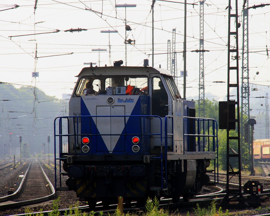Die V107 von der Rurtalbahn rangiert in Aachen-West bei der Abendsonne am 30.5.2012.