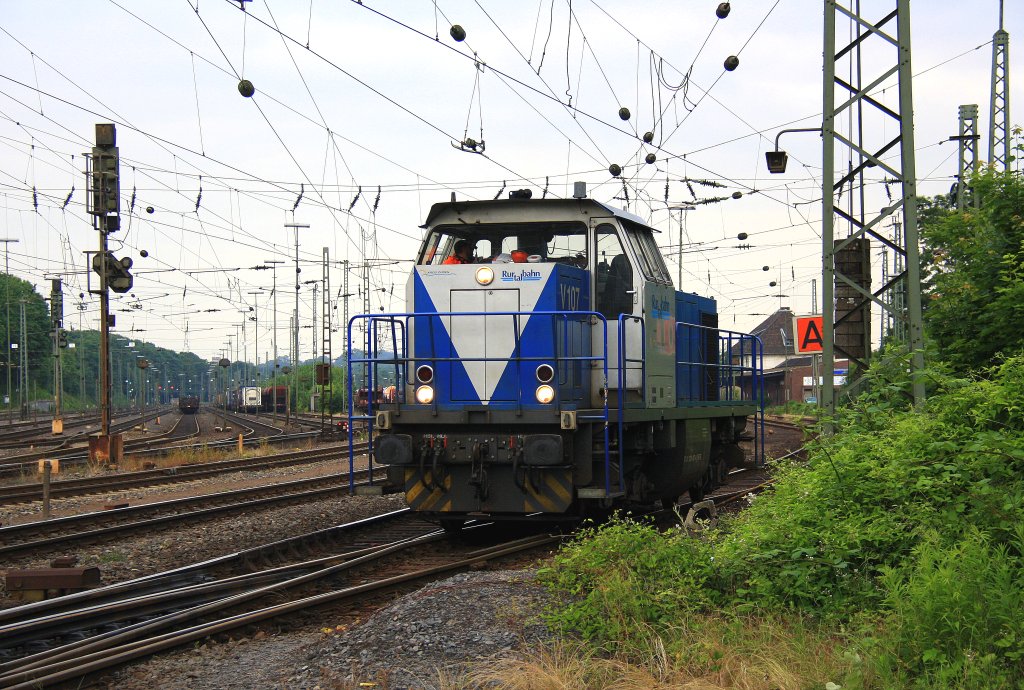 Die V107 von der Rurtalbahn rangiert in Aachen-West in der Abendstimmung am 13.6.2012.